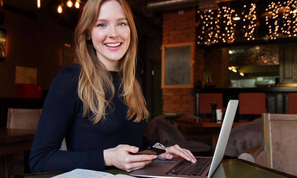 рекрутер картинка. женщина руководитель. девушка на складе. женщина руководитель. вакансии подбору персонала без опыта.